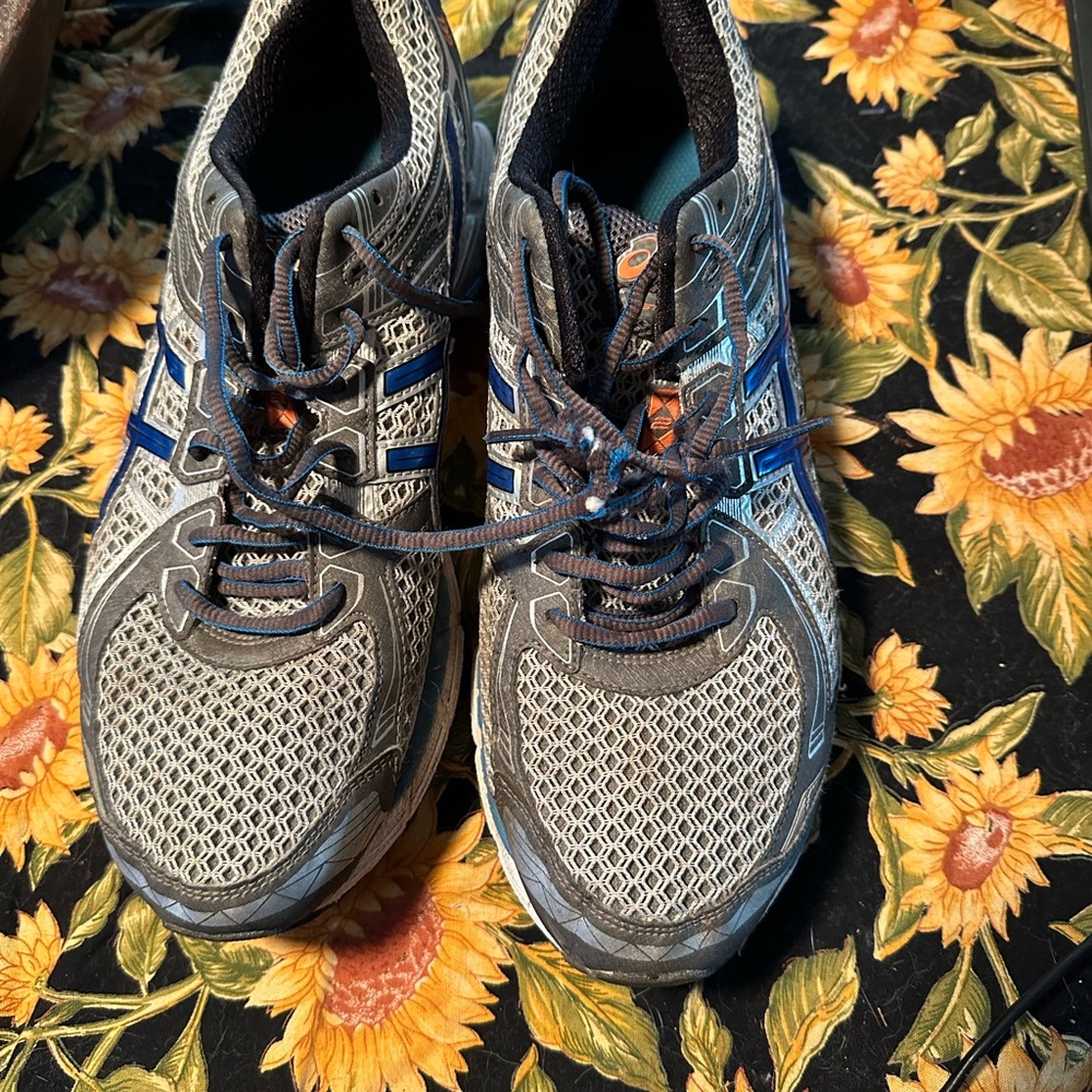 Men’s Oasics sneakers 11.5